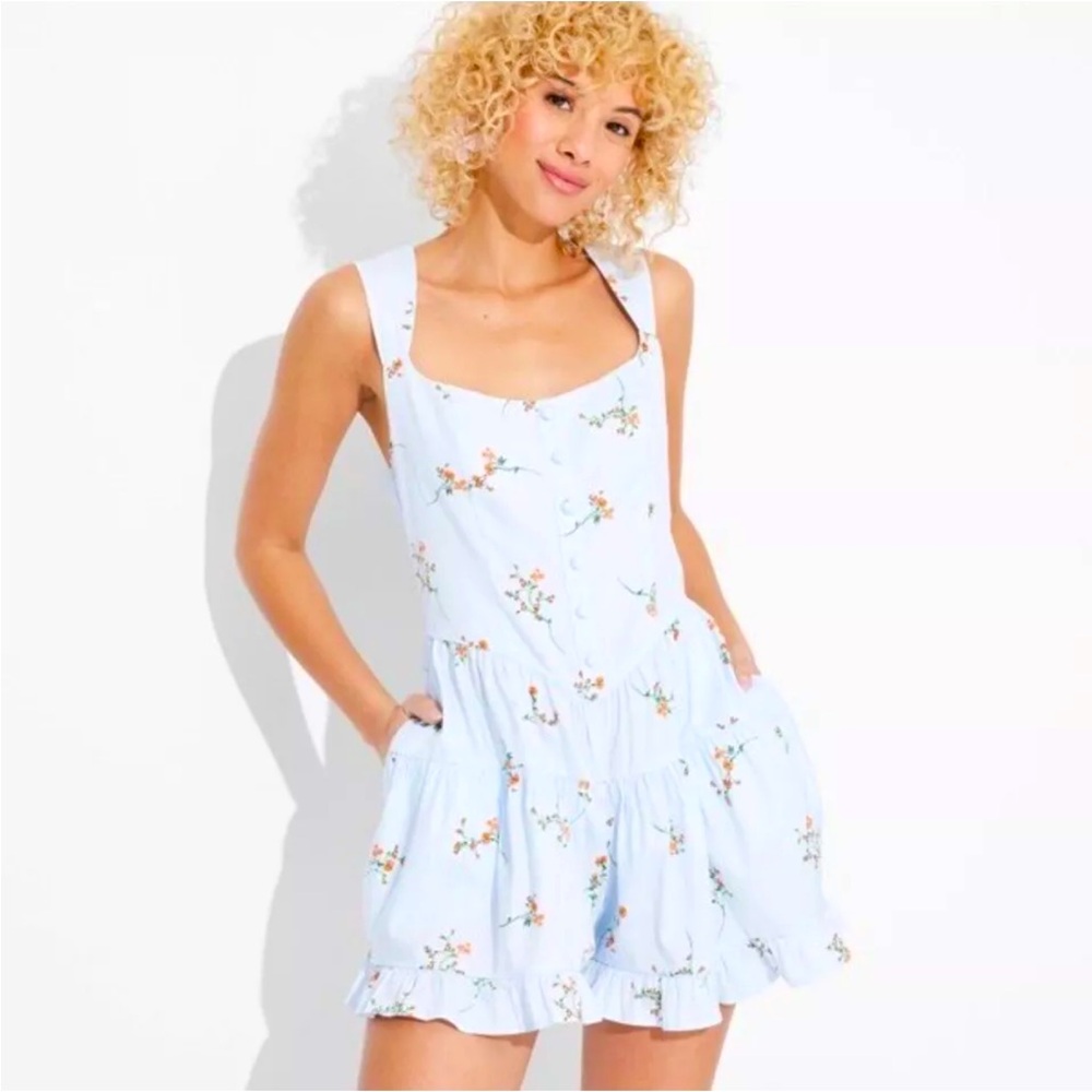 NWT Women's Button-Front
Tiered Romper - Wild
Fable™ Light Aqua Blue
Floral sz S